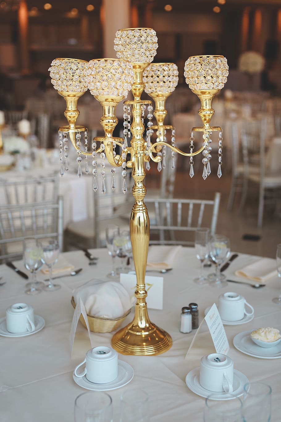 candelabros de llautó, banquet, bonic, celebració, cadira, primer pla, tassa, coberts, decoració, menjar, sopar, elegant, esdeveniment, mobles, articles de vidre, or, hotel, a l'interior, recepció, brillant, tovallons de taula, configuració de la taula, estovalles, vaixella, blanc, taula, menjar i beguda, vidre, cap gent, vidre - material, centrar-se en primer pla, natura morta, beure, Copa de vi, equipament per a la llar, copa, transparent, refresc, negocis, restaurant, frescor, elegància, luxe, configuració, 5K