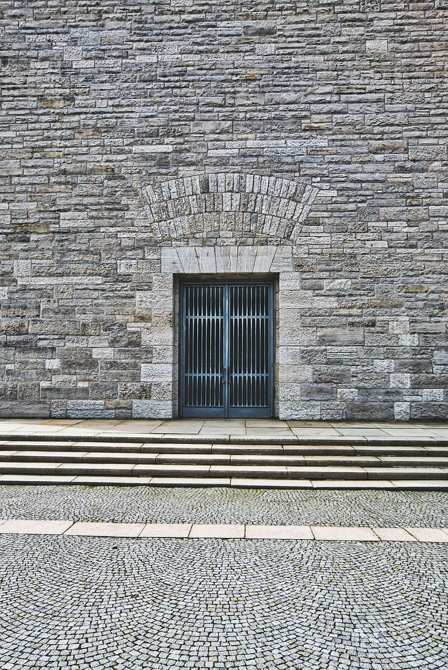 porta, entrada, torre, arquitectura, objectiu, obertura de la porta, edifici, vell, portal, tancat, Església, accés, bloquejat, metall, ornament, edat mitjana, pedra, casa, secret, Alemanya, estructura construïda, exterior de l'edifici, finestra, cap gent, dia, maó, a l'aire lliure, paret, funció de construcció de parets, paret de maó, seguretat, patró, naturalesa, protecció, 4K
