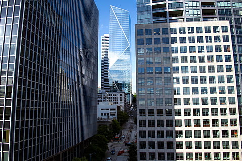 Wolkenkratzer, Glas, Reflexion, Gebäude, Stadt, F5 Turm, Seattle, wa, Vereinigte Staaten von Amerika, Innenstadt, Horizont, die Architektur, städtisch, modern, Wahrzeichen, Washington, Gebäudehülle, gebaute Struktur, Bürogebäude außen, Tag, große Höhe, Büro, keine Leute, Natur, Himmel, draußen, Turm, Sonnenlicht, Flachwinkelansicht, Baum, Finanzviertel, 2K, CC0, gemeinfrei, lizenzfrei