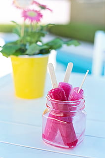 Paletas de hielo, rosado, rojo, verano, junto a la piscina, tratar, golosina congelada, linda, divertido, delicioso, postre, bocadillo, comida, refresco, comida dulce, comida y bebida, color rosa, naturaleza muerta, de cerca, frescura, centrarse en primer plano, alimentos congelados, dulce, hielo con sabor, nadie, hielo, Fruta, mesa, helado, congelado, pajita, Paja, al aire libre, tentación, vaso, 5K, CC0, dominio público, libre de derechos