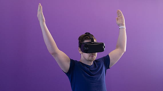 vr, realitat virtual, home, tecnologia, samarreta blava, hmd, auriculars, oculus, ulleres de protecció, futurista, experiència, innovació, braç humà, una persona, part del cos humà, membre, braços aixecats, part del cos, extremitat humana, vista frontal, tir de l'estudi, fons de colors, adult, adult jove, cintura cap amunt, de peu, a l'interior, dones, celebració, adolescent, porpra, mà aixecada, pentinat, 4K, CC0, domini públic, lliure de regalies