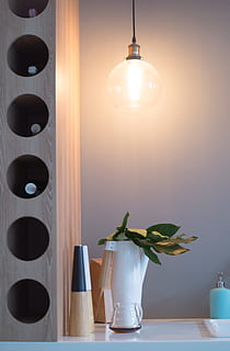 køkken, pære, flaskeholder, indendørs, ingen mennesker, belyst, vase, bord, belysningsudstyr, natur, murbygningsfunktion, plante, stilleben, beholder, hjem interiør, flaske, glas - materiale, blomst, træ - materiale, lys, dekoration, hjem, friskhed, glas, elektrisk lampe, 5K, CC0, offentligt domæne, royaltyfrie