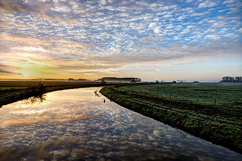 Zirruswolken, reflektieren, Fluss, Wolken, wolkig, Reflexionen, Himmel, wolke - himmel, Wasser, Szenen - Natur, Reflexion, Sonnenuntergang, Ruhe, ruhige Szene, Schönheit in der Natur, Natur, keine Leute, Landschaft, Feld, Umgebung, Pflanze, ländliche Szene, Land, Gras, See, draußen, 4K, CC0, gemeinfrei, lizenzfrei