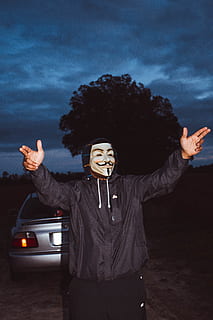 foto, persona, portar, màscara, noi, alba, gest, paio, mascle fawkes tipus, mans, dessuadora, jaqueta, masculí, home, pose, postura, desgast, braç humà, gesticulant, membre, una persona, vista frontal, de peu, braços aixecats, tres quarts de longitud, emoció, cotxe, adult jove, braços estesos, cel, persones reals, felicitat, transport, mirant la càmera, automòbil, extremitat humana, a l'aire lliure, 5K, CC0, domini públic, lliure de regalies