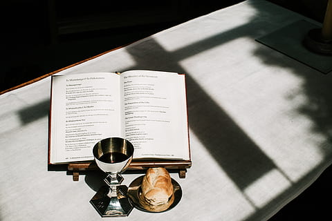 Silberkelch, drinnen, High Angle View, Stillleben, keine Leute, Veröffentlichung, Buch, Papier-, Nahansicht, Schatten, Bildung, öffnen, Tabelle, Sonnenlicht, Kommunikation, Text, Seite, Musik-, Glauben, Spiritualität, Lehrbuch, 4K, CC0, gemeinfrei, lizenzfrei