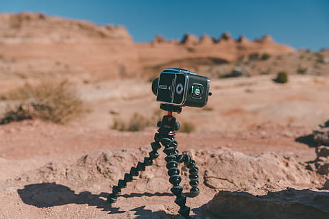 sort action kamera, stativ, kamera, elektronik, udendørs, natur, jord, ørken, canyon, Foto, fotografering, tørre, tech, teknologi, klippe, hed, portræt, ansigt, Mark, sollys, dag, fokus på forgrunden, skygge, landskab, rock-objekt, solid, ingen mennesker, kamera - fotografisk udstyr, himmel, skyfri himmel, fotografering temaer, miljø, tørt klima, klima, 8K, CC0, offentligt domæne, royaltyfrie