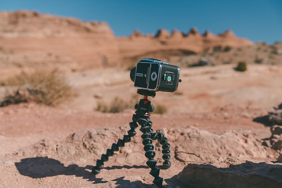 càmera d'acció negra, trípode, càmera, electrònica, a l'aire lliure, naturalesa, sòl, desert, canyon, foto, fotografia, àrid, tecnologia, rock, calenta, retrat, cara, terra, camp, llum solar, dia, centrar-se en primer pla, ombra, paisatge, rock - object, sòlid, cap gent, càmera - equip fotogràfic, cel, cel clar, temes de fotografia, medi ambient, clima àrid, clima, 8K