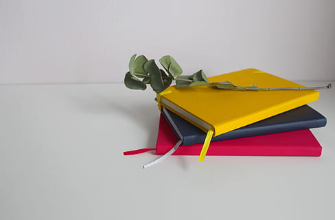 notesblok, Bemærk, skrive, papir, besked, blog, skriveblok, bord, dekoration, blogger, planlægning, kontor, markedsføring, studerende, virksomhedernes, notesbog, professionel, meddelelse, strategi, plan, indendørs, rød, gul, ingen mennesker, stilleben, studio skud, bånd - sy genstand, tæt på, bånd, beholder, hvid baggrund, Kunst og håndværk, boks, skåret ud, kopiere plads, kreativitet, Kontorforsyning, kasse - container, 4K, CC0, offentligt domæne, royaltyfrie
