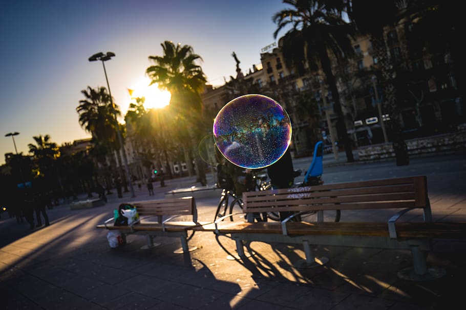 barcelona, espanya, bombolla, bombolles, flotar, aire, estiu, sol, reflexió, color, colorit, raig, sunray, arc de Sant Martí, brilli, shiney, banc, festa, posta de sol, llum solar, naturalesa, cel, arquitectura, arbre, estructura construïda, ciutat, carrer, exterior de l'edifici, bicicleta, planta, transport, a l'aire lliure, flare de la lent, dia, cap gent, esfera, 5K