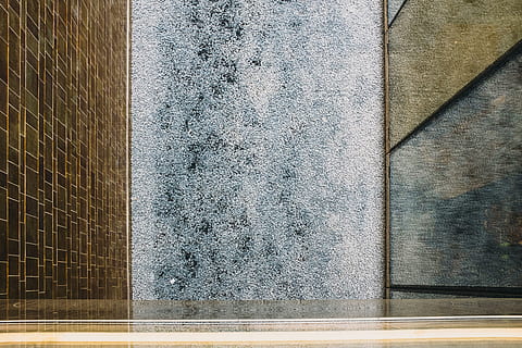 mur, texture, tuile, maison, intérieur, architecture, structure construite, construction de murs, personne, extérieur du bâtiment, modèle, journée, arrière-plans, bâtiment, texturé, plein cadre, en plein air, sol, lumière du soleil, Forme géométrique, signe, ville, brique, béton, 4K, CC0, domaine public, libre de droits