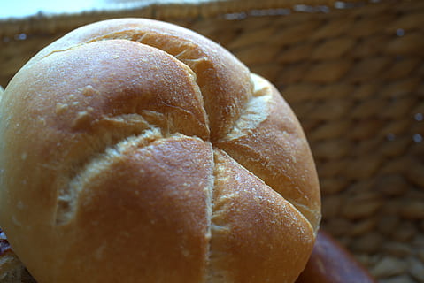 rulle, frisk, morgenmad, kurv, mel, bage, bager, lækker, spise, brød, mad, burger, måltid, mad og drikke, tæt på, friskhed, stilleben, ingen mennesker, sund kost, fokus på forgrunden, velvære, indendørs, dag, frugt, bagt, Brun, mønster, høj vinkel visning, overbærenhed, klar til at spise, snack, 5K, CC0, offentligt domæne, royaltyfrie