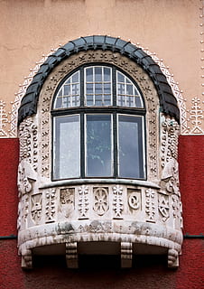 vindue, mursten, klokke tårn, bygning, tårn, arkitektur, dome, billedvindue, væg, tagvindue, gelænder, rækværk, gardin, lukker, plak, påskelilje, plante, blomst, blomstre, ingen mennesker, bygget struktur, bygning udvendig, dag, mønster, murbygningsfunktion, fortiden, udendørs, historie, hvid farve, tæt på, design, himmel, håndværk, bue, udsmykkede, blomstermønster, arkitektur og kunst, 4K, CC0, offentligt domæne, royaltyfrie