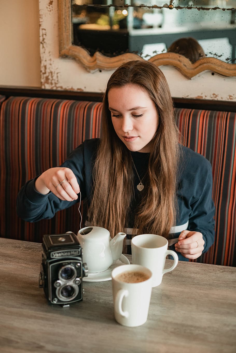 bustina della holding della persona, bevande, telecamera, caffè, persona, tè, donna, tazza, caffè - bevanda, boccale, bere, tazza di caffè, in casa, giovane adulto, una persona, giovani donne, cibo e bevande, vista frontale, tavolo, persone reali, attività di svago, seduta, dalla vita in su, stili di vita, abbigliamento casual, capelli, acconciatura, vasellame, 4K