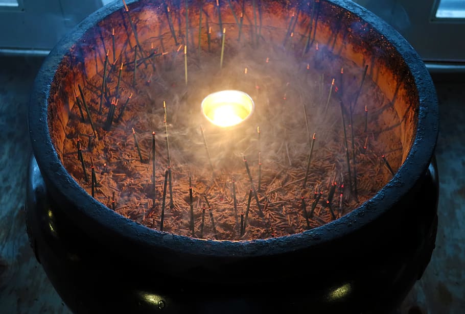 fuoco, luce, caldo, tempio, buddismo, Kyoto, Giappone, calore - temperatura, ardente, in casa, nessuno, raggiante, illuminato, avvicinamento, attrezzatura per l'illuminazione, contenitore, vista dall'alto, natura, fiamma, preparazione, metallo, cerchio, giorno, cibo e bevande, candela, lampada elettrica, 5K