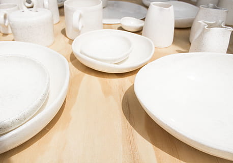 alb, ceramică, dinnerware, masa, în interior, farfurie, nici o persoana, culoare alba, natură moartă, a închide, faianță, vedere în unghi mare, castron, porţelan, camera de zi, grup de obiecte, ceașcă, bucătărie internă, farfurioară, gol, echipamente de uz casnic, bucătărie, cadru, curat, puritate, ceai de ceai, 4K, CC0, domeniu public, fără drepturi de autor
