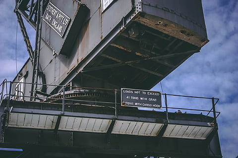 grå, hvid, beton, bygning, blå, overskyet, himmel, tusmørke, tæt på, skyer, beholder, kran, dagslys, udstyr, tung, høj, industrimaskiner, industri, jern, lastkran, maskine, maskineri, metal, udendørs, platform, stål, teknologi, tekst, arkitektur, lav vinkel visning, bygget struktur, meddelelse, skilt, vestlige script, Information, transportmidler, ingen mennesker, informationsskilt, dag, natur, manuskript, ikke-vestlige script, rejse, sky - himmel, 1080P, CC0, offentligt domæne, royaltyfrie