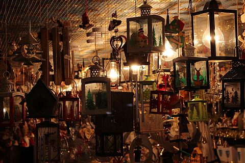 lanterner, lys, objekter, jul, lampe, belyst, belysningsudstyr, variation, stor gruppe af objekter, indendørs, valg, kollektion, detail, marked, ingen mennesker, overflod, nat, markedsbod, hængende, arrangement, lille virksomhed, til salg, elektrisk lampe, butik, forretning, 5K, CC0, offentligt domæne, royaltyfrie