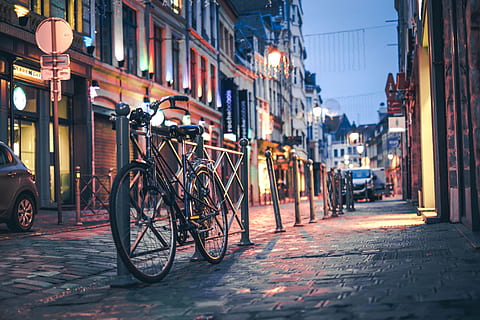 bici grigia, macchina, ruota, bicicletta, automobile, mezzi di trasporto, veicolo, auto, Francia, lille, sentiero, passerella, marciapiede, pneumatico, città, equitazione, strada, notte, ambiance, modo di trasporto, esterno dell'edificio, architettura, veicolo terrestre, struttura costruita, stazionario, parcheggio, costruzione, persone accessorie, all'aperto, via della città, natura, giorno, vita di città, quartiere residenziale, 5K, CC0, dominio pubblico, privo di copyright