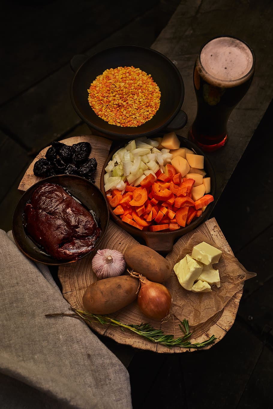 plat cuinat, bols, cuinar, deliciós, plat, beure, epicure, menjar, fotografia de menjar, preparació d'aliments, fresc, des de dalt, fruita, vidre, saludable, ingredients, carn, nutrició, natura morta, taula, saborós, verdures, fusta, menjar i beguda, frescor, vegetals, alimentació saludable, vista d’angle alt, a l'interior, arrel vegetal, benestar, pastanaga, elecció, taula de tallar, cap gent, variació, ingredient, aliments crus, preparació, picat, espècia, preparar el menjar, menjar vegetarià, 5K