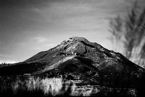 serres, muntanya, a l'aire lliure, naturalesa, Alps, indonèsia, kintamani, arbre, bosc, gris, cel, rock, explorar, aventura, núvols, wanderlust, blanc i negre, planta, flora, terra, núvol - cel, cap gent, dia, tranquil·litat, escenics - natura, bellesa a la natura, escena tranquil·la, vista d’angle baix, arquitectura, vell, estructura construïda, escena no urbana, paisatge, cim de muntanya, 5K, CC0, domini públic, lliure de regalies