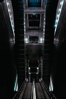 zwei, Rolltreppen, trübe, angezündet, Gebäude, die Architektur, Treppe, Stufen und Treppen, drinnen, Transport, beleuchtet, U-Bahnstation, der Weg nach vorn, gebaute Struktur, Richtung, Geländer, Rolltreppe, öffentliche Verkehrsmittel, U-Bahn, Schienenverkehr, High Angle View, abnehmende Perspektive, Tunnel, keine Leute, Spur, modern, Decke, Bahnhof, 5K, CC0, gemeinfrei, lizenzfrei