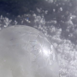 bolla di sapone, zer, inverno, freddo, ghiacciato, ghiaccio, congelato, bolla congelata, blu, invernale, eiskristalle, sfera, nessuno, avvicinamento, natura, singolo oggetto, fiocco di neve, forma, la neve, brillante, cristallo, all'aperto, sfondi, cielo, pianeta Terra, nuvola - cielo, forma geometrica, luce - fenomeno naturale, composito digitale, color argento, 1080P, CC0, dominio pubblico, privo di copyright