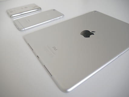 ipad, iphone, ipod, elma, en az, iletişim, insansız, kablosuz teknoloji, akıllı telefon, içeriye, cep telefonu, yüksek açılı görünüş, tablo, teknoloji, bağ, taşınabilir bilgi cihazı, kapatmak, natürmort, hayvan temaları, gölge, hayvan, temsil, bir hayvan, kuş, omurgalı, 4K, CC0, kamu malı, telif ücretsiz