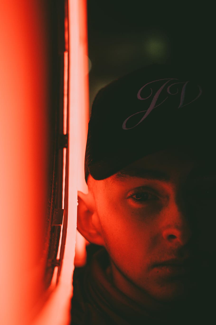 home prenent selfie, roba, humà, persona, barret, ulls, vermells, vermell, neó, llum, tapa, gorra de beisbol, dit, cara, pneumàtic, cap, roda, màquina, roda del cotxe, tassa, retrat, tirada al cap, una persona, persones reals, primer pla, adult jove, a l'interior, text, estils de vida, activitat d'oci, mirant la càmera, comunicació, mirant, part del cos humà, vista frontal, part del cos, rostre humà, contemplació, 5K