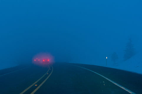 Landschaft, Transport, Straße, der Weg nach vorn, Zeichen, Bewegung, Transportmittel, Natur, kopieren sie platz, Kraftfahrzeug, Autobahn, Auto, Richtung, Himmel, keine Leute, unterwegs, draußen, beleuchtet, Markierung, die Straßenmarkierung, Blau, Licht, 4K, CC0, gemeinfrei, lizenzfrei