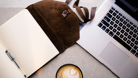 libro, tastiera del computer, computer hardware, elettronica, hardware, tastiera, computer, tazza di caffè, tazza, il computer portatile, bevanda, latte macchiato, bere, Stati Uniti d'America, nerdvana, frisco, pc, testo, gli appunti, pelle, tecnologia wireless, tecnologia, comunicazione, tavolo, connessione, attività commerciale, nessuno, in casa, mobilia, scrivania, avvicinamento, dispositivo di informazione portatile, vista dall'alto, mammifero, direttamente sopra, animale, pubblicazione, ufficio, usando il portatile, 4K, CC0, dominio pubblico, privo di copyright
