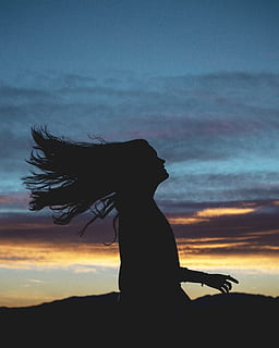 cel blau, silueta, posta de sol, a l'aire lliure, cabell, naturalesa, humà, persona, paisatge, cel, vespre, cel vermell, alba, contrast, dom, muntanya, núvols, bluehour, ze, fosc, dones, núvol - cel, una persona, persones reals, activitat d'oci, un animal, estils de vida, color taronja, bellesa a la natura, mamífer, animals domèstics, vista lateral, 4K, CC0, domini públic, lliure de regalies