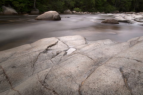 fotografia, formazione rocciosa, corpo, acqua, massi, luce del giorno, ambiente, flusso, paesaggio, lunga esposizione, natura, all'aperto, fiume, rocce, panoramico, pietre, lasso di tempo, alberi, roccia - oggetto, roccia, solido, bellezza nella natura, scenics - natura, nessuno, la tranquillità, giorno, terra, scena tranquilla, pianta, scena non urbana, fluente, acqua corrente, 5K, CC0, dominio pubblico, privo di copyright