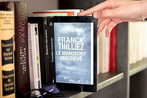 ritorno, scrittore, libro, lettura, biblioteca, polare, indagine, mano, libri, occhiali da sole, leggere, kobo, luce per la lettura, tavoletta, digitale, carta, franck thilliez, mano umana, testo, persone, sceneggiatura occidentale, comunicazione, in casa, parte del corpo umano, attività commerciale, tecnologia, avvicinamento, pubblicazione, Al dettaglio, cultura artistica e intrattenimento, parte del corpo, detenzione, in piedi, menu, 2K, CC0, dominio pubblico, privo di copyright