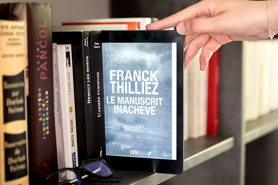 tornar, escriptor, llibre, lectura, biblioteca, polar, investigació, mà, llibres, ulleres de sol, llegir, kobo, llum de lectura, tauleta, digital, paper, franck thilliez, mà humana, text, gent, guió occidental, comunicació, a l'interior, part del cos humà, negocis, tecnologia, primer pla, publicació, venda al detall, cultura i entreteniment artístic, part del cos, celebració, de peu, menú, 2K