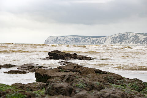 rochas, falésias, mar, de praia, ondas, areia, algas marinhas, Rocha, rock - objeto, sólido, céu, agua, terra, movimento, beleza na natureza, natureza, scenics - natureza, onda, nuvem - céu, ninguém, formação rochosa, dia, esporte, ao ar livre, costa rochosa, 5K, CC0, domínio público, royalty free