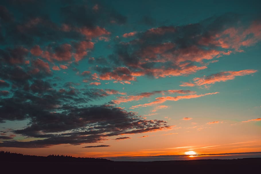 blau, taronja, cels, núvols, foscor, vespre, medi ambient, tarda, hora daurada, fons de pantalla HD, paisatge, a l'aire lliure, escènic, siluetes, cel, sol, arbres, imatges de drets d’autor, posta de sol, núvol - cel, bellesa a la natura, escenics - natura, tranquil·litat, escena tranquil·la, color taronja, cap gent, cel dramàtic, naturalesa, idíl·lic, silueta, cloudscape, escena no urbana, por, cel romàntic, 4K