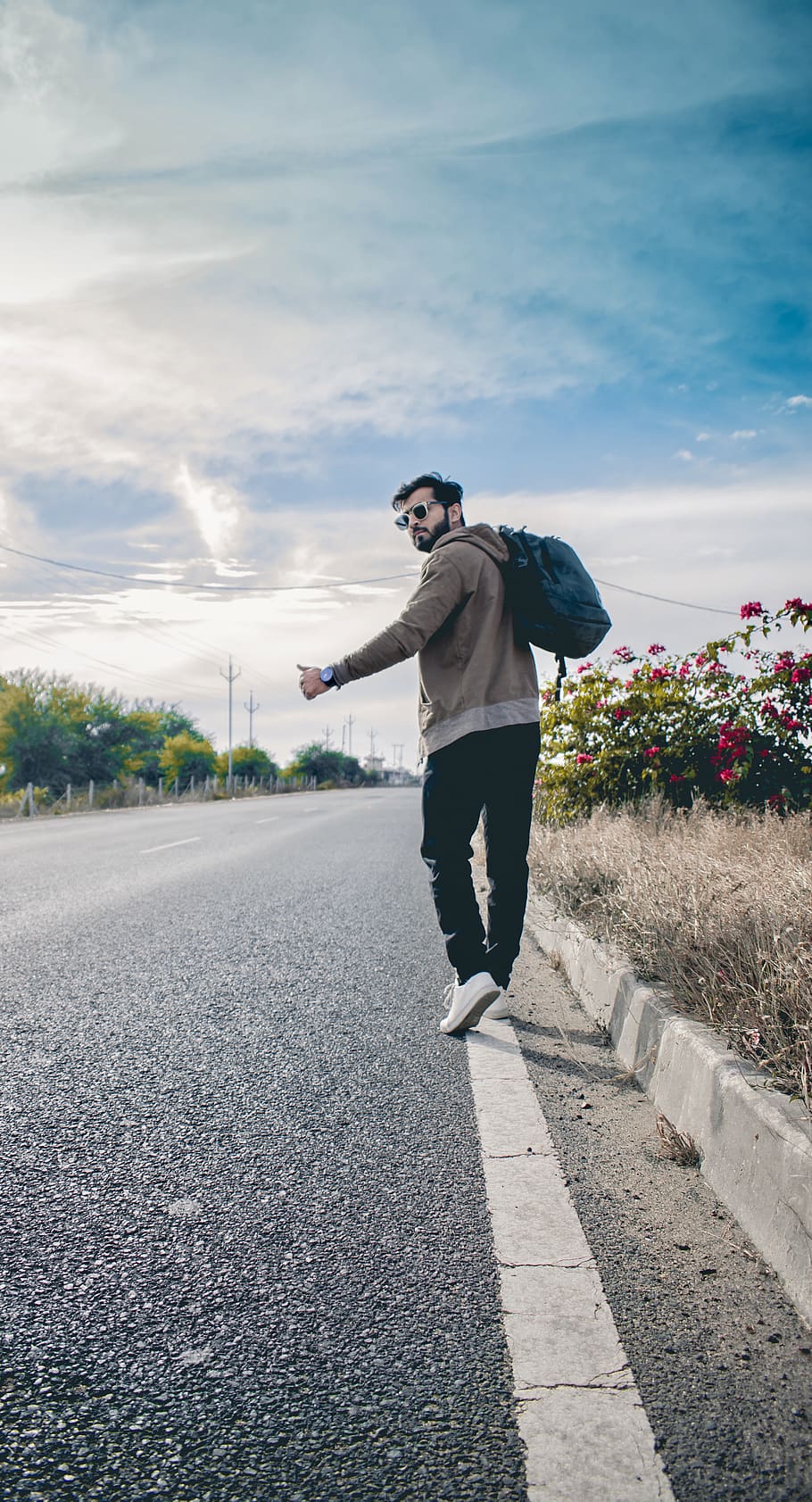 home, caminar, carretera, celebració, motxilla, sabata, roba, calçat, persona, humà, asfalt, pantalons, vianants, flor, planta, denim, texans, #portaitphotography #wallpaper #hdwallpaper #iphonewallpaper #background #iphonebackground, fons de l'iPhone fons de pantalla de l'iPhone fons de pantalla de fons de pantalla iphone x fons de pantalla d'iPhone xs fons de pantalla de fons de pantalla de la naturalesa de la natura, campanar, una persona, longitud completa, persones reals, estils de vida, cel, activitat d'oci, roba casual, naturalesa, transport, dia, de peu, núvol - cel, adult jove, a l'aire lliure, llum solar, vista frontal, homes, 5K