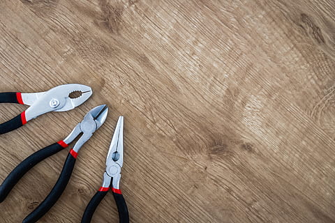 ensemble, outils de pinces, en bois, planche, bois - matériau, équipement, à l'intérieur, outil de travail, pinces, outil, outil à main, vue grand angle, nature morte, personne, métal, table, préparation, directement au-dessus, espace de copie, clé, DIY, sol, Tournevis, bois, scie à main, amélioration de l'habitat, 5K, CC0, domaine public, libre de droits