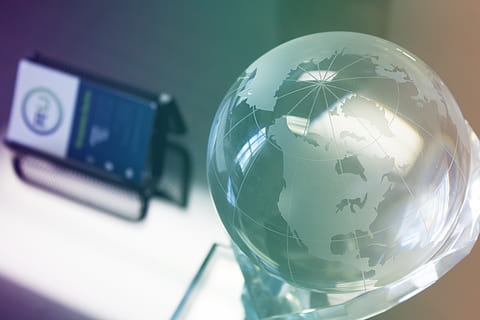 czarny smartfon z Androidem, kask, odzież, strój, wszechświat, przestrzeń kosmiczna, astronomia, przestrzeń, telefon, telefon komórkowy, komórka, elektronika, planeta, glob, kula, Ziemia, fotografia, zdjęcie, klinika, bezpieczeństwo, sieć, globus - obiekt stworzony przez człowieka, planeta Ziemia, mapa, technologia, globalny biznes, porozumiewanie się, Mapa świata, planeta - przestrzeń, zbliżenie, wewnątrz, żadnych ludzi, Geografia fizyczna, biznes, połączenie, technologia bezprzewodowa, szkło - materiał, Natura, globalna komunikacja, 5K, CC0, domena publiczna, darmowe zdjęcia