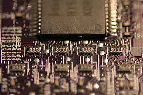 mikrochip, elektronik, computer, pc, processor, kredsløb, bestyrelse, data, hardware, databehandling, spor, linje, teknologi, elektrisk, system, lommeregner, computerchip, kredsløbsplade, elektronikindustrien, selektiv fokusering, computerudstyr, tæt på, bundkort, udstyr, industri, indendørs, kompleksitet, ingen mennesker, computer del, forbindelse, baggrunde, fuld ramme, studio skud, innovation, cpu, elektrisk komponent, elektrisk udstyr, 2K, CC0, offentligt domæne, royaltyfrie