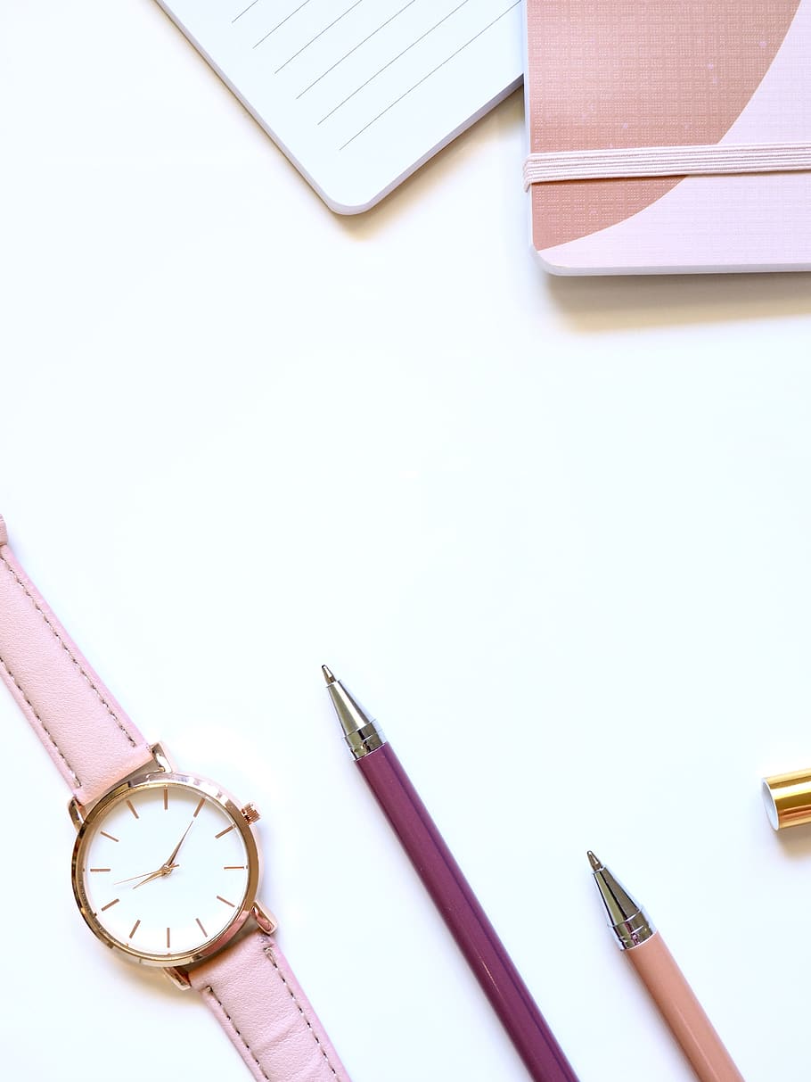 escriure, espai blanc, flatlay, negocis, femení, rosa, simple, mínim, veure, autocura, bloc, revista, paper, porpra, bolígraf, oficina, taula, blanc, lloc de treball, netejar, obert, estacionari, natura morta, a l'interior, fons blanc, rellotge, còpia espai, temps, tecnologia, cap gent, vista d’angle alt, instrument d’escriptura, tir de l'estudi, llapis, educació, primer pla, llibre, directament a sobre, publicació, 4K