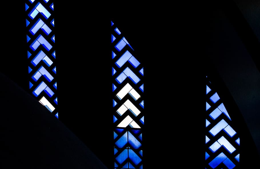foto de la silueta, finestra, fosc, articles de vidre, patró, forma, vitrall, finestres, arquitectura, a l'interior, estructura construïda, vidre - material, vista d’angle baix, cap gent, nit, multicolor, edifici, blau, disseny, silueta, vidre, il·luminat, sostre, 4K
