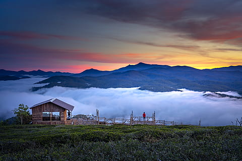 Marrone, di legno, cabina, vista, montagne, retroilluminato, nuvole, alba, crepuscolo, sera, nebbia, nebbioso, erba, paesaggio, luce, all'aperto, prospiciente, panoramico, estate, tramonto, viaggio, acqua, legna, cielo, nuvola - cielo, montagna, architettura, struttura costruita, bellezza nella natura, scenics - natura, terra, esterno dell'edificio, natura, scena tranquilla, la tranquillità, ambiente, pianta, campo, scena non urbana, catena montuosa, costruzione, nessuno, 8K, CC0, dominio pubblico, privo di copyright