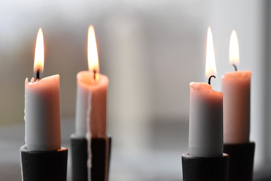 vela, llum, foc, flama, espelmes, cremar, humor, Nadal, calor, contemplatiu, advent, oració, reflexió, cremant, foc - fenomen natural, primer pla, calor - temperatura, il·luminat, a l'interior, cap gent, naturalesa, grup d'objectes, vermell, centrar-se en primer pla, brillant, grup, equips d’il·luminació, cera, religió, costat a costat, petit grup d'objectes, 5K