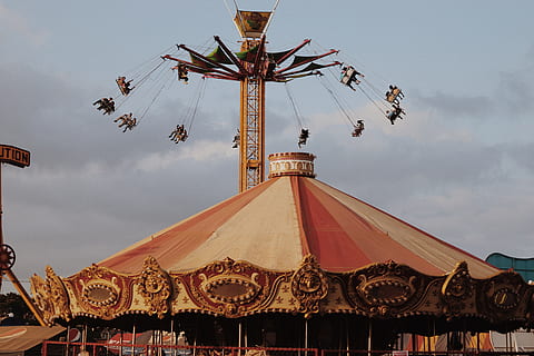 parque de atracciones, carnaval, carrusel, festival, divertido, paseos, parque temático, paseo en el parque de diversiones, cultura de las artes y entretenimiento, cielo, naturaleza, Paseo en cadena, arquitectura, nube - cielo, estructura construida, día, al aire libre, nadie, puesta de sol, carnaval itinerante, hilado, disfrute, representación animal, 5K, CC0, dominio público, libre de derechos