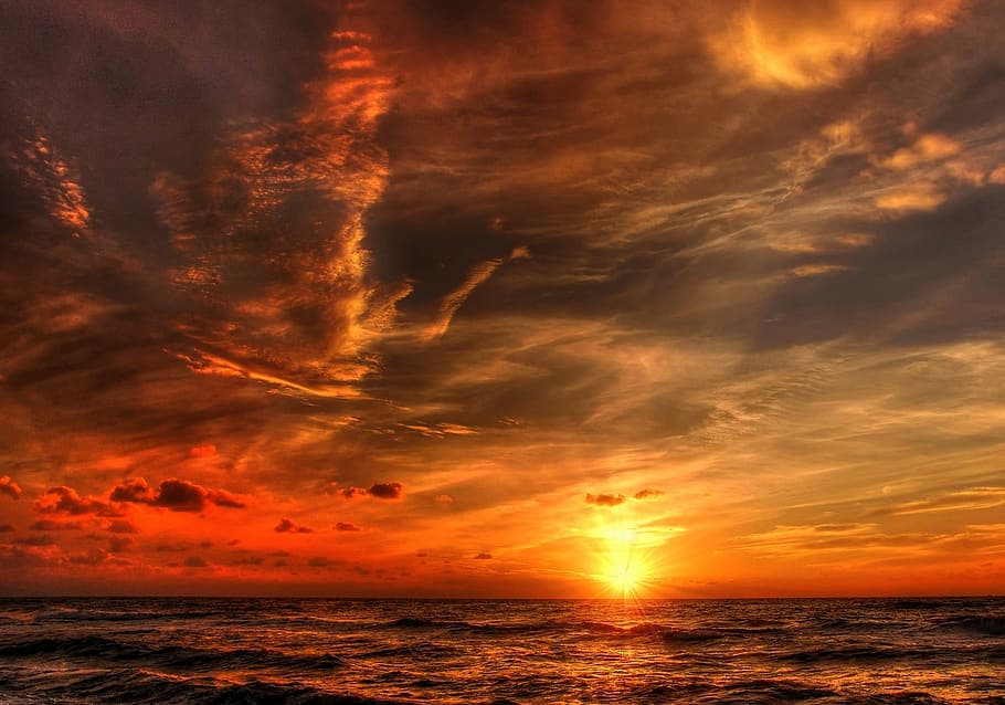 scenario del tramonto, spiaggia, nuvole, nuvoloso, costa, buio, alba, Danimarca, drammatico, sera, cielo serale, ora d'oro, hdr, Paradiso, paesaggio, umore, natura, mare del Nord, oceano, romanza, romantico, panoramico, mare, cielo, estate, sole, raggio di sole, tramonto, acqua, onde, tempo metereologico, nuvola - cielo, orizzonte, orizzonte sull'acqua, bellezza nella natura, scenics - natura, colore arancione, cielo drammatico, luce del sole, nessuno, la tranquillità, la libertà, all'aperto, emozione positiva, luminosa, 2K