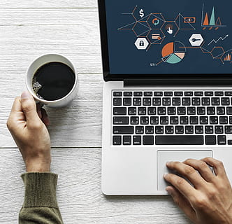 une analyse, affaires, ordinateur, lien, espace de copie, dispositif, numérique, maison, boisson chaude, important, l'Internet, clavier, portable, mode de vie, la gestion, commercialisation, réseau, carnet, objets, Bureau, écran, des médias sociaux, réseau social, La technologie, sans fil, patte en bois, Technologie sans fil, la communication, main, main humaine, boisson, tasse, partie du corps humain, équipement informatique, table, café - boisson, utilisant un ordinateur portable, agresser, une personne, café, Nourriture et boisson, doigt, 2K, CC0, domaine public, libre de droits