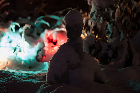 Canadá, Riacho Frio, estátua, retroiluminado, luz baixa, neve, uma pessoa, Rocha, rock - objeto, sólido, ao ar livre, natureza, vista lateral, fechar-se, geologia, dia, caverna, criatividade, adulto jovem, representação, pessoas reais, mar, terra, 2K, CC0, domínio público, royalty free