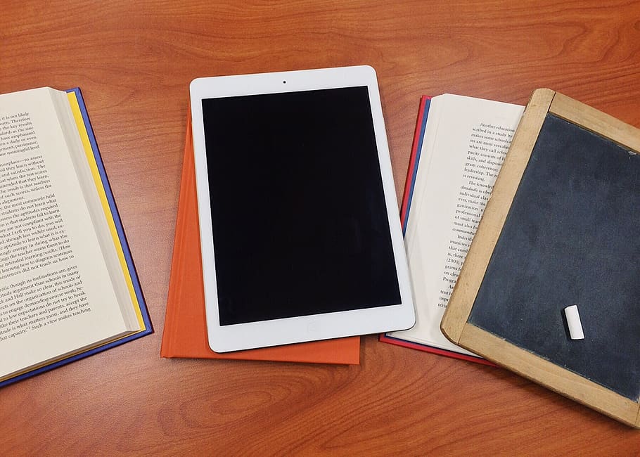 apprendimento, tavoletta, formazione scolastica, tecnologia, scuola, tavolo, pubblicazione, libro, tecnologia wireless, legno - materiale, in casa, connessione, vista dall'alto, schermo, comunicazione, natura morta, carta, tavoletta digitale, dispositivo di informazione portatile, nessuno, cellulare, smart phone, touch screen, vuoto, bloc notes, lettore elettronico, 2K
