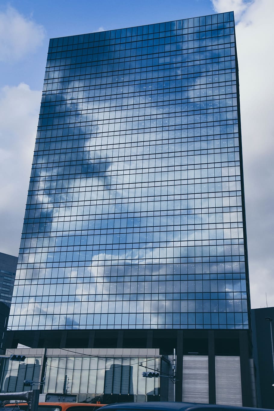 núvol, miralls, mirall, finestres, cbd, rectangle, cel, arquitectura, estructura construïda, exterior de l'edifici, reflexió, vista d’angle baix, oficina, vidre - material, exterior d’edifici d’oficines, modern, edifici, ciutat, dia, núvol - cel, naturalesa, cap gent, a l'aire lliure, alta - alta, gratacels, finestra, 5K